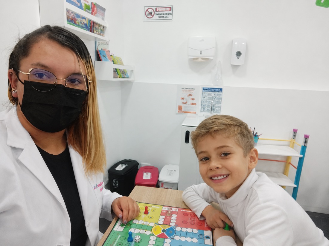 Sesión de terapia infantil con juego de mesa — Psiconfiar